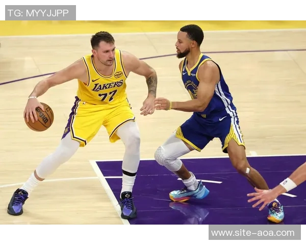 湖人训练场景曝光斯玛特紧逼八村里夫斯全力防守展现球队默契