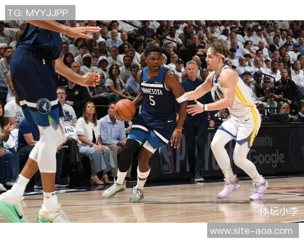 库里与爱德华兹赛后亲密互动热聊背后的友谊与篮球梦想